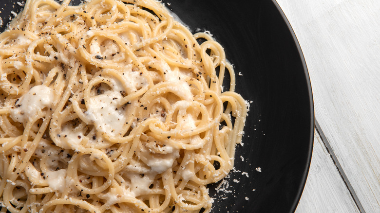 Close up of cacio e pepe in a bowl